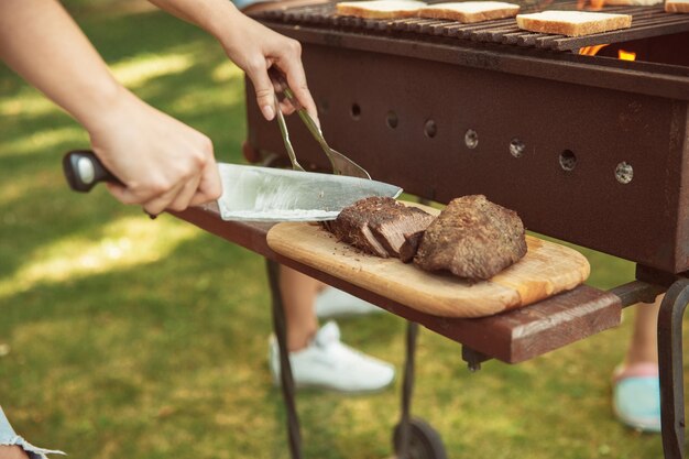 Primo piano di carne alla griglia, barbecue, stile di vita estivo