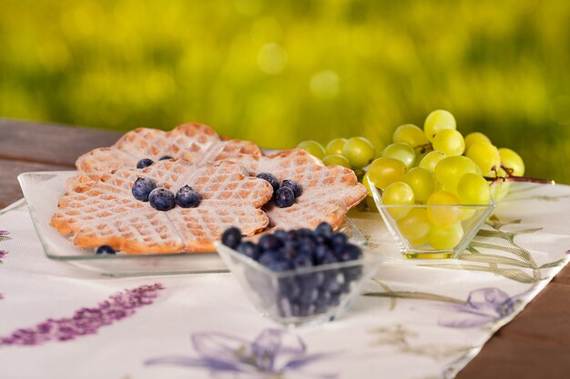 Primo piano di cialde belghe con frutta all'aperto