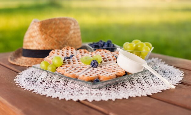 Primo piano di cialde dolci con frutta