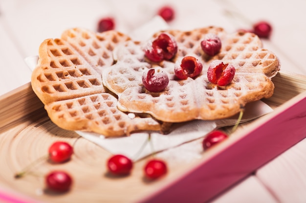 Primo piano di cialde dolci con la ciliegia