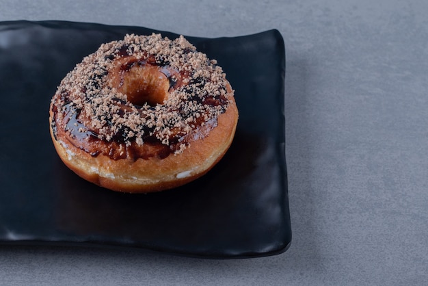 Primo piano di ciambella al cioccolato fresca fatta in casa