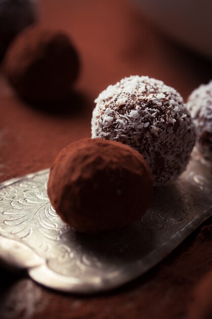 Primo piano di cioccolato cocco accanto ad un tartufo