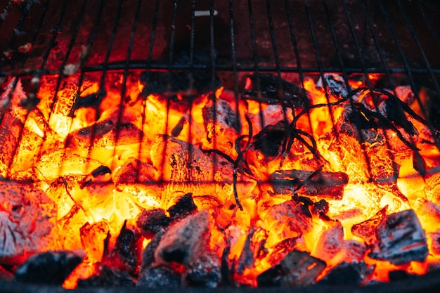 Primo piano di combustione del barbecue a carbone