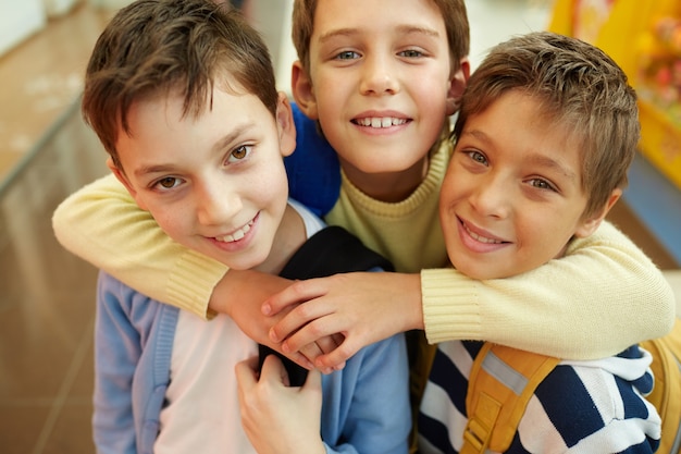 Primo piano di compagni di classe che abbraccia