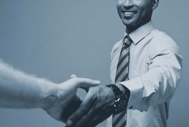 Primo piano di concetto di affari di due uomini d'affari fiduciosi che stringono la mano durante una riunione