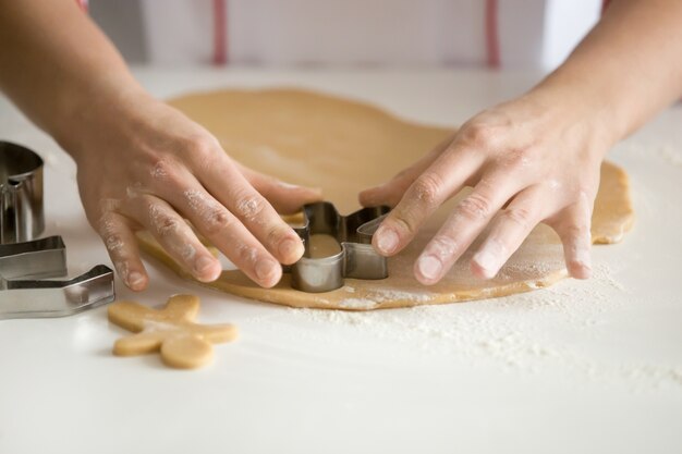 Primo piano di confezioni professionali mani tagliare gingermen