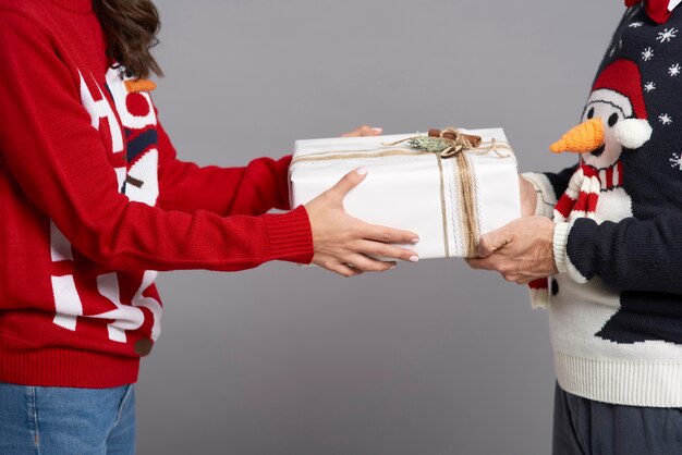 Primo piano di coppia in possesso di regalo di Natale