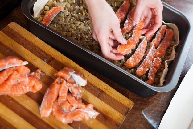 Primo piano di cottura torta di pesce con salmone