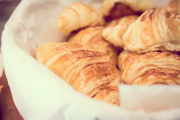 Primo piano di croissant gustosi