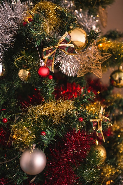 Primo piano di decorativi albero di Natale