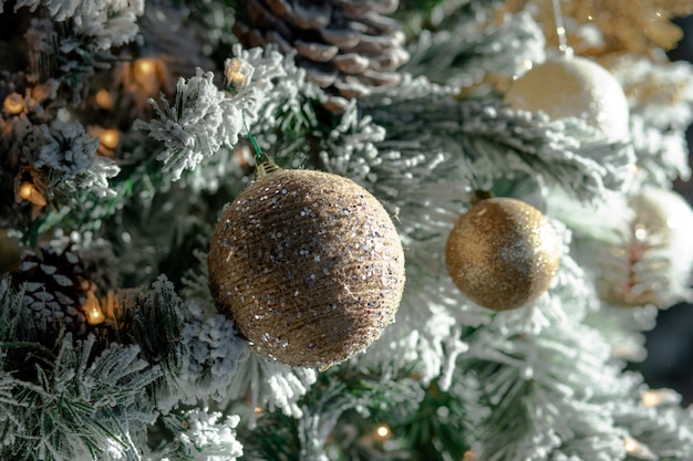 Primo piano di decorazioni natalizie e luci su un albero di Natale