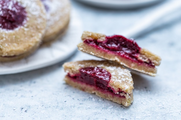 Primo piano di deliziosi biscotti fatti in casa con lamponi congelati