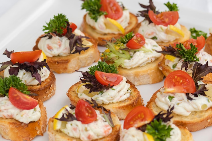 Foto gratuito primo piano di deliziosi crostini serviti su piatto bianco