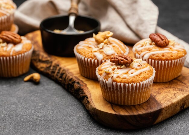 Primo piano di deliziosi muffin con noci