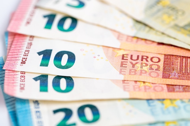Primo piano di dieci e venti banconote in euro