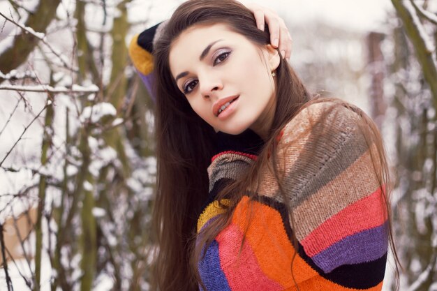 Primo piano di donna bruna con la maglia colorata