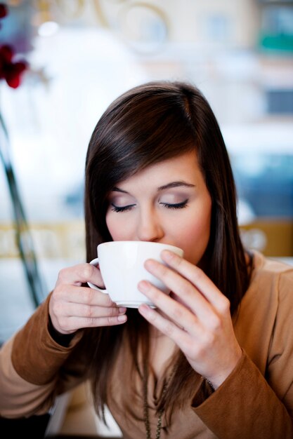 Primo piano di donna che beve caffè
