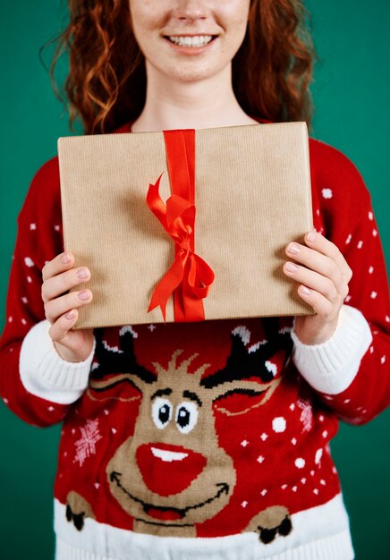 Primo piano di donna con regalo di Natale