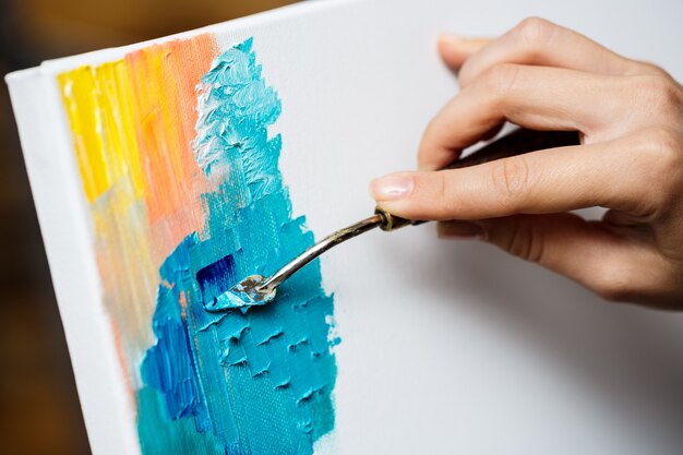 Primo piano di donna disegno con colori ad olio su tela