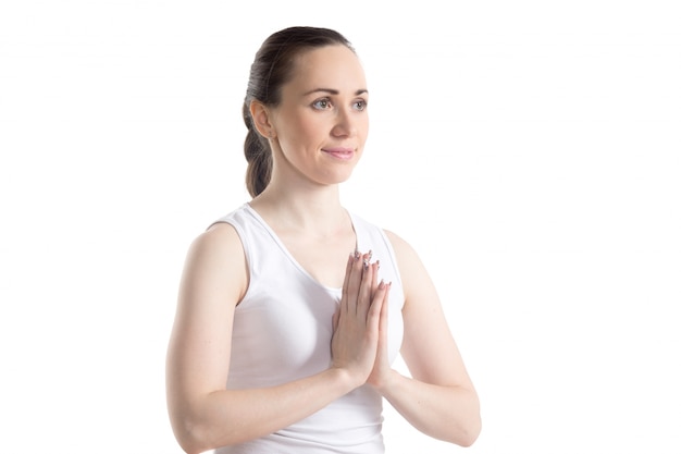 Primo piano di donna felice meditando