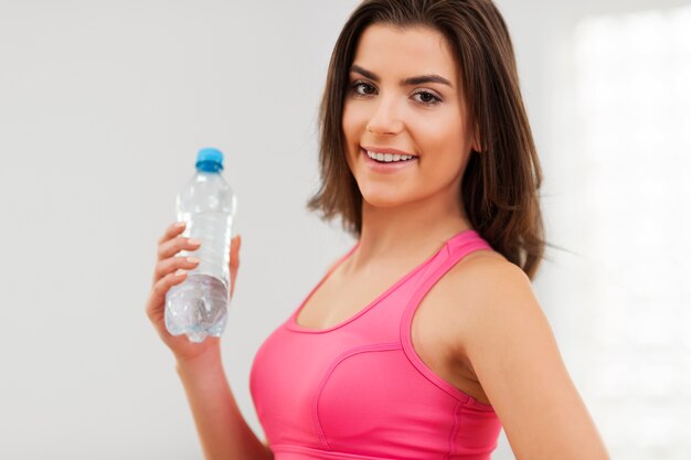 Primo piano di donna fitness con bottiglia d'acqua