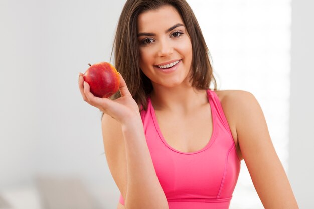 Primo piano di donna fitness con la mela