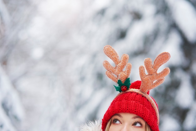 Primo piano di donna in costume di Natale che dà una occhiata