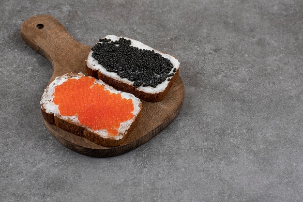 Primo piano di due panini freschi con caviale