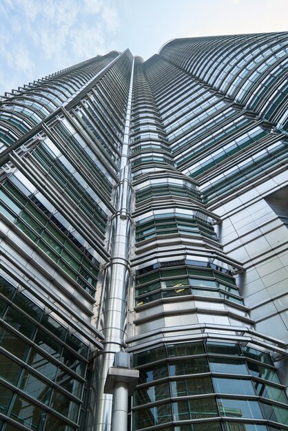 Primo piano di edificio moderno in metallo