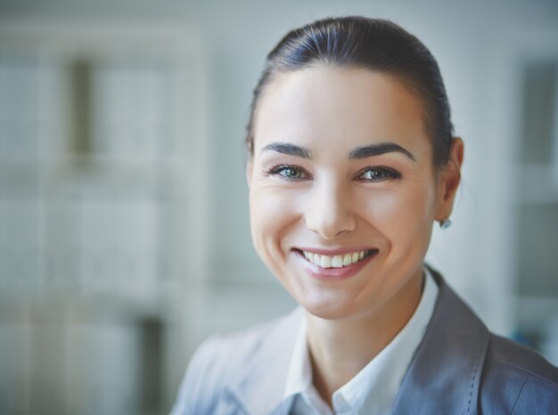 Primo piano di esecutivo positivo sul posto di lavoro