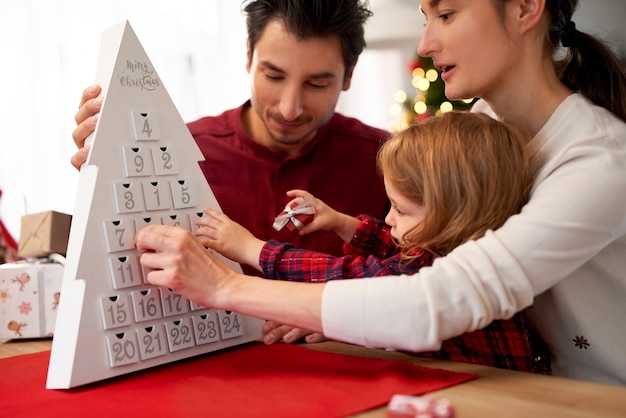 Primo piano di famiglia con bambino a Natale