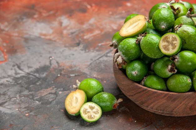 Primo piano di feijoas verde fresco intero e tagliato naturale