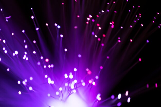 Primo piano di fibra ottica verde brillante