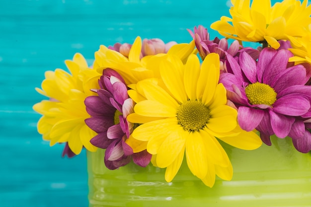 Primo piano di fiori gialli e viola decorativi