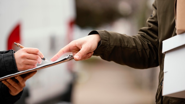 Primo piano di firma per la consegna del pacco