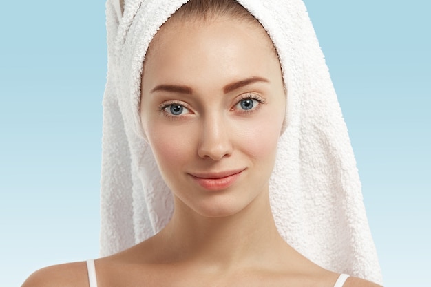 Primo piano di giovane donna con un asciugamano sulla testa