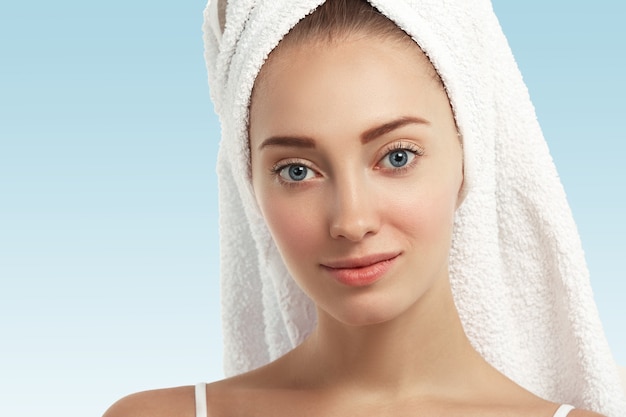 Primo piano di giovane donna con un asciugamano sulla testa