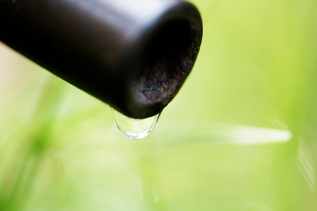 Primo piano di goccia d&#39;acqua in natura