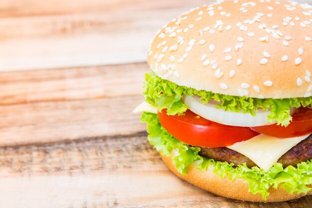 Primo piano di gustosi hamburger con formaggio e lattuga