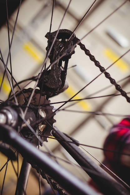 Primo piano di ingranaggio della bicicletta