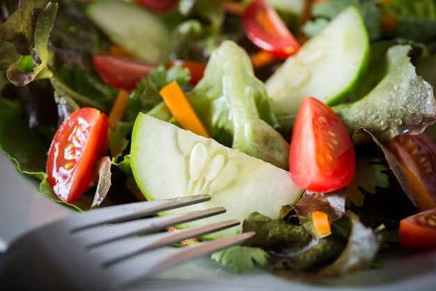 Primo piano di insalata di verdure fresche.