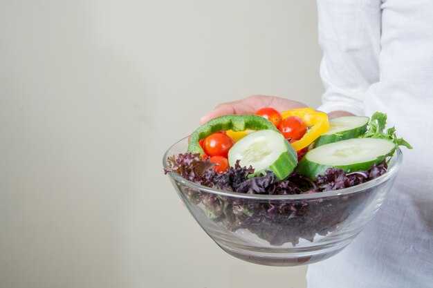 Primo piano di insalata gustoso con fette di cetriolo