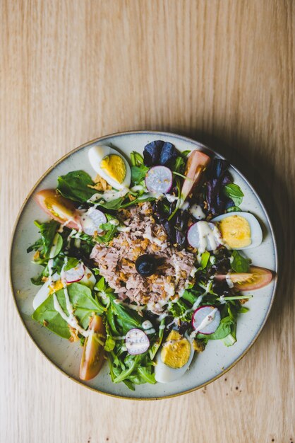 Primo piano di insalata spagnola sul tavolo