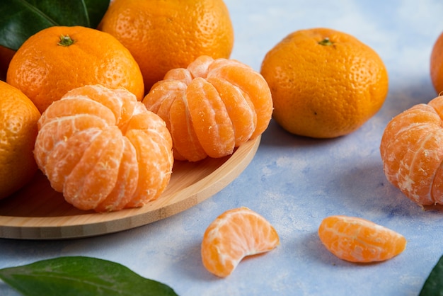Primo piano di mandarini biologici freschi