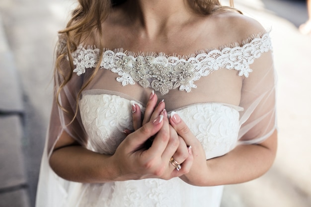 Primo piano di mani delicate della sposa