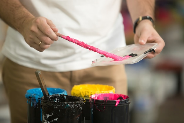 Primo piano di mani maschile che unisce CMYK