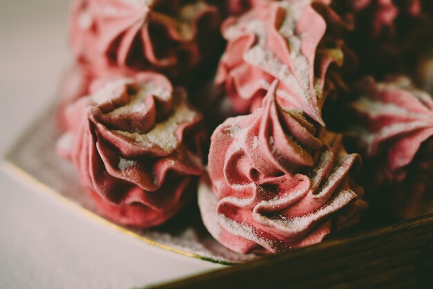 Primo piano di marshmallow fatto in casa con ribes nero