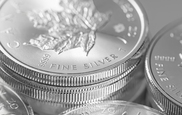 Primo piano di monete d'argento fini in foglia d'acero della Royal Canadian Mint