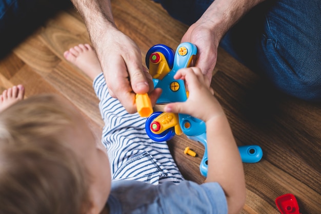 Primo piano di padre e figlio che giocano