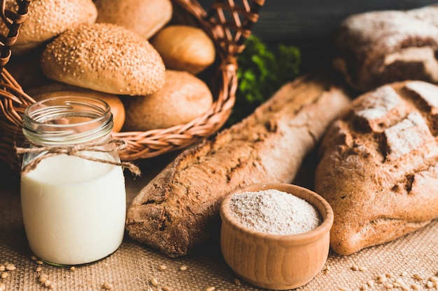 Primo piano di pane cotto dorato